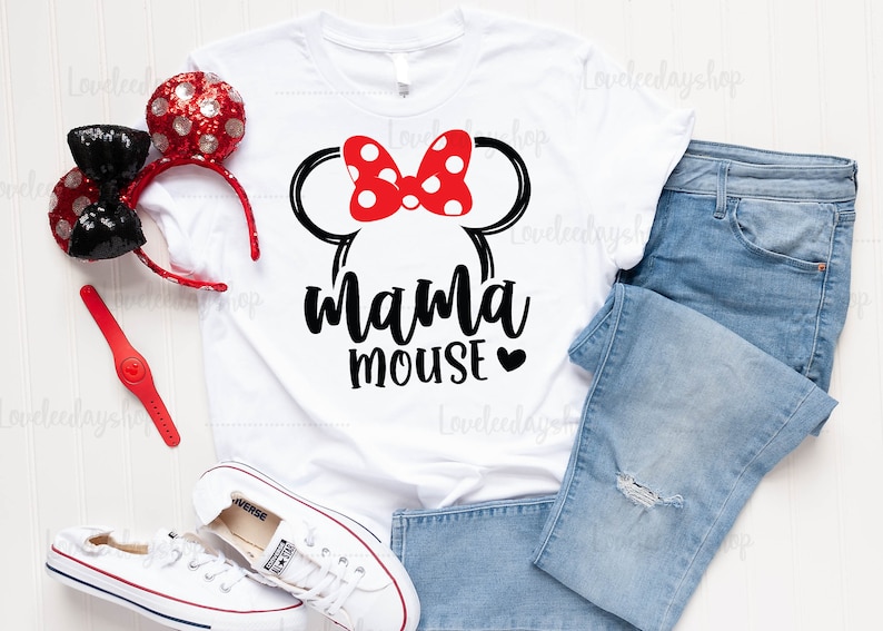K&ouml;nnte beinhalten: Wei&szlig;es T-Shirt mit einer schwarzen und roten Minnie Mouse Silhouette und dem Text "mama mouse" in Schwarz mit einem roten Herzen.