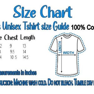 Op de afbeelding: Een witte afbeelding met een maattabel voor unisex T-shirts voor kinderen. De tabel toont borst- en lengtematen in inches voor maten 6-12, 2-18 en 18-24. De tekst luidt "100% Katoen" en bevat wasvoorschriften.