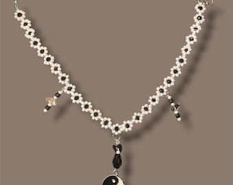 Gargantilla de flores con cuentas y colgante Yin Yang – Joyería Harmony