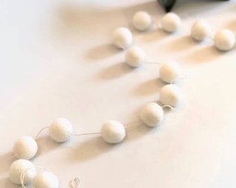 Ghirlanda di palline di feltro bianco (1,5 m), ghirlanda bianca come la neve color avorio, ghirlanda di pompon di lana per camino e albero di Natale in feltro, stendardo con bandierine in feltro