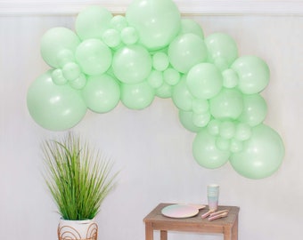 Kit d'arche de ballons verts (5 pieds), 53 PCS tailles variées, kit de guirlandes de ballons verts PREMIUM, toile de fond ballon vert moderne, combo de couleurs personnalisées