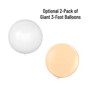 Może przedstawiać: Dwa gigantyczne balony, jeden biały, a drugi brzoskwiniowy, są pokazane. Balony mają średnicę 91 cm. Opcjonalny zestaw 2 gigantycznych balon&oacute;w o średnicy 91 cm.