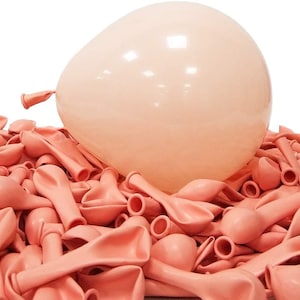 Puede incluir: Un mont&oacute;n grande de peque&ntilde;os globos de l&aacute;tex de color melocot&oacute;n con un globo m&aacute;s grande de color melocot&oacute;n p&aacute;lido en la parte superior.