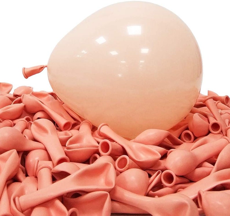 Puede incluir: Un mont&oacute;n grande de peque&ntilde;os globos de l&aacute;tex de color melocot&oacute;n con un globo m&aacute;s grande de color melocot&oacute;n p&aacute;lido en la parte superior.