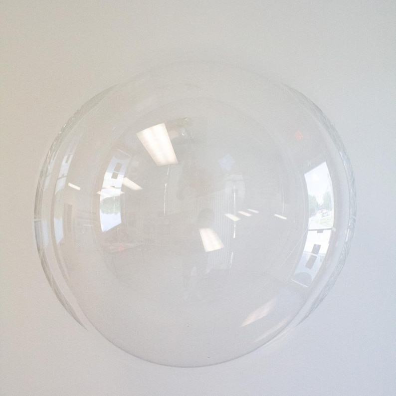 Op de afbeelding: Een grote, ronde, transparante ballon. De ballon is opgeblazen en lijkt gemaakt te zijn van een duurzaam kunststofmateriaal.