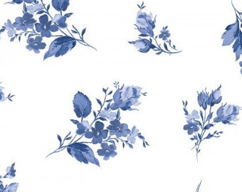 Patchworkstoff blaue Blüten mit silber auf weiß