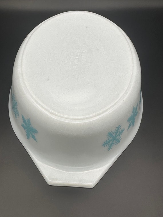 Vintage 1950s/60s, Pyrex Snowflake, Casserole Baking Vintage 1950s/60s, Pyrex Snowflake, Casserole Baking