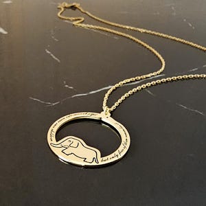 K&ouml;nnte beinhalten: Goldkette mit einem runden Anh&auml;nger, der eine Elefanten-Silhouette und die Inschrift "Ich werde dich immer in Erinnerung behalten, aber nur f&uuml;r ein paar Momente" zeigt.