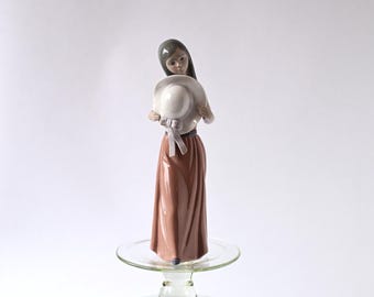 Figura vintage de Lladro: Niña tímida con sombrero de paja, n.° 5007 (1978)