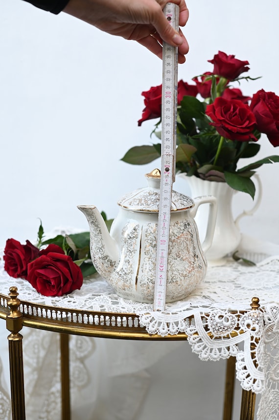 Ancienne théière porcelaine de Limoges Blanche dorures roses Ancienne