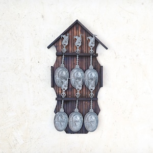 Vintage houten lepelrek met  lepels, set van 6 lepels, rustiek, keukendecor. Hollandse tinnen lepels, Wanddecoratie.