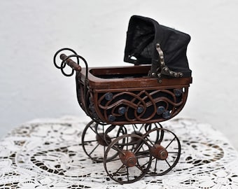 Vintage Doll Kinderwagen, poppenwagen, Riet rotan Kinderwagen Buggy. mini model.