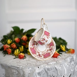 Vintage. Beautiful Elizabethan Bone China  Teacup and Saucer (gentelmen size).