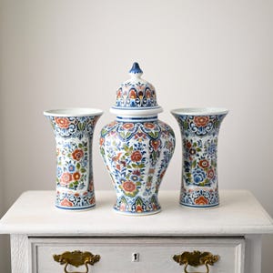 Antique handpanting Delft vases set, Ginger Jar and 2 Vase, Garniture Set, Delft Blue, Vase Lid, Cabinet Set.