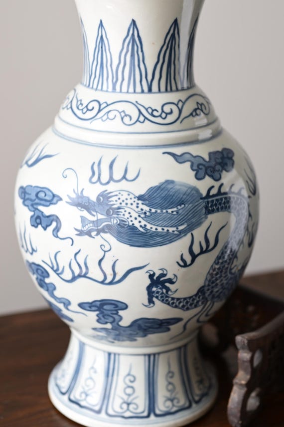 アンティーク手描き龍文磁器花瓶 - 清朝時代、木製台座付き - Etsy 日本