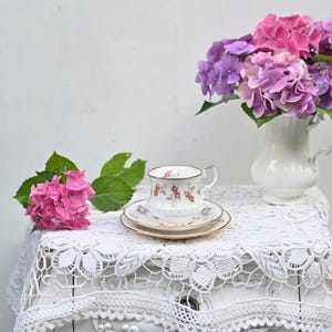 Vintage trio Elizabethan, Fine Bone China England, &#39;Rosamund&#39; decor, STAFFORDSHIRE, tea cup and 2 saucers.