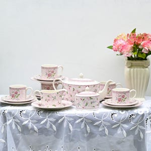 Vintage Johnson Brothers &#39;Rose Damask&#39; service for 5 persons.