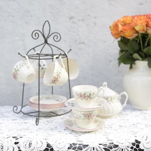 Vintage Johnson Brothers &#39;Summer Chintz&#39; set of 6 coffee cups and sugar bowl. Nice decoration with beautiful summer flowers.