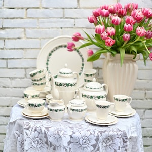 Vintage Wedgwood Stratford series, coffee and pastry tableware, Wedgwood ivy series.