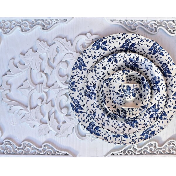 Ensemble vintage de Royal Tudor pour le dîner, 3 assiettes et coquetier, fabriqué en Angleterre... motif floral bleu et blanc.