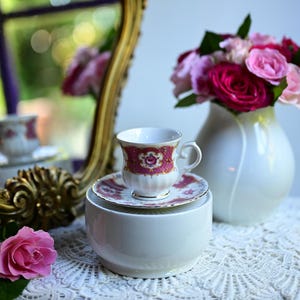 Vintage Royal Winterling Marktleuthen Bavaria theekop en schotel set met roze  rozen, zware vergulde afwerking, gemaakt in Duitsland.