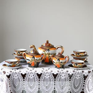 Antique Satsuma Tea Set: Japanese Dragonware Geisha Porcelain voor 6 personen.