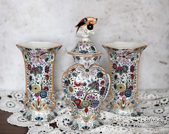Antiguo juego de 3 muebles de porcelana policromada de Delft.