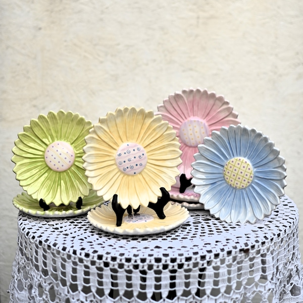 Vintage Home Delight - Plate 'Madelief', beautiful plates of cake dishes in flower shape. Home interiors and gifts.