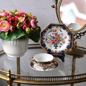 Vintage and rare Japanese Imari porcelain trio plate with cup and saucer, floral decoration and vase with polychrome gilding 19th century.