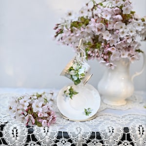 Beautiful.  Royal Albert TRILLIUM Theekopje en Schotel.