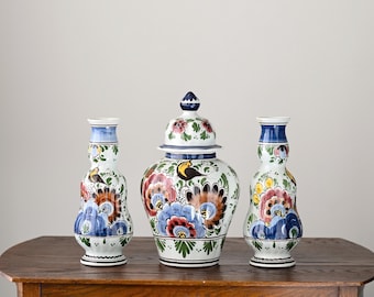 Juego de jarrones policromados vintage de Delft: cerámica holandesa pintada a mano, con motivos florales y pájaros.