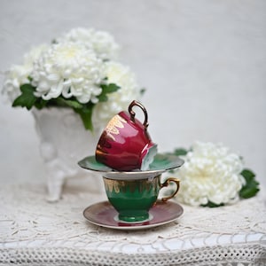 Antique. 1950, Art Deco Demitasse 2 Cup & Saucer. Real gold. Made in England.