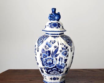Jarrón de jengibre con tapa azul de Delft: jarrón floral holandés pintado a mano (39 cm)