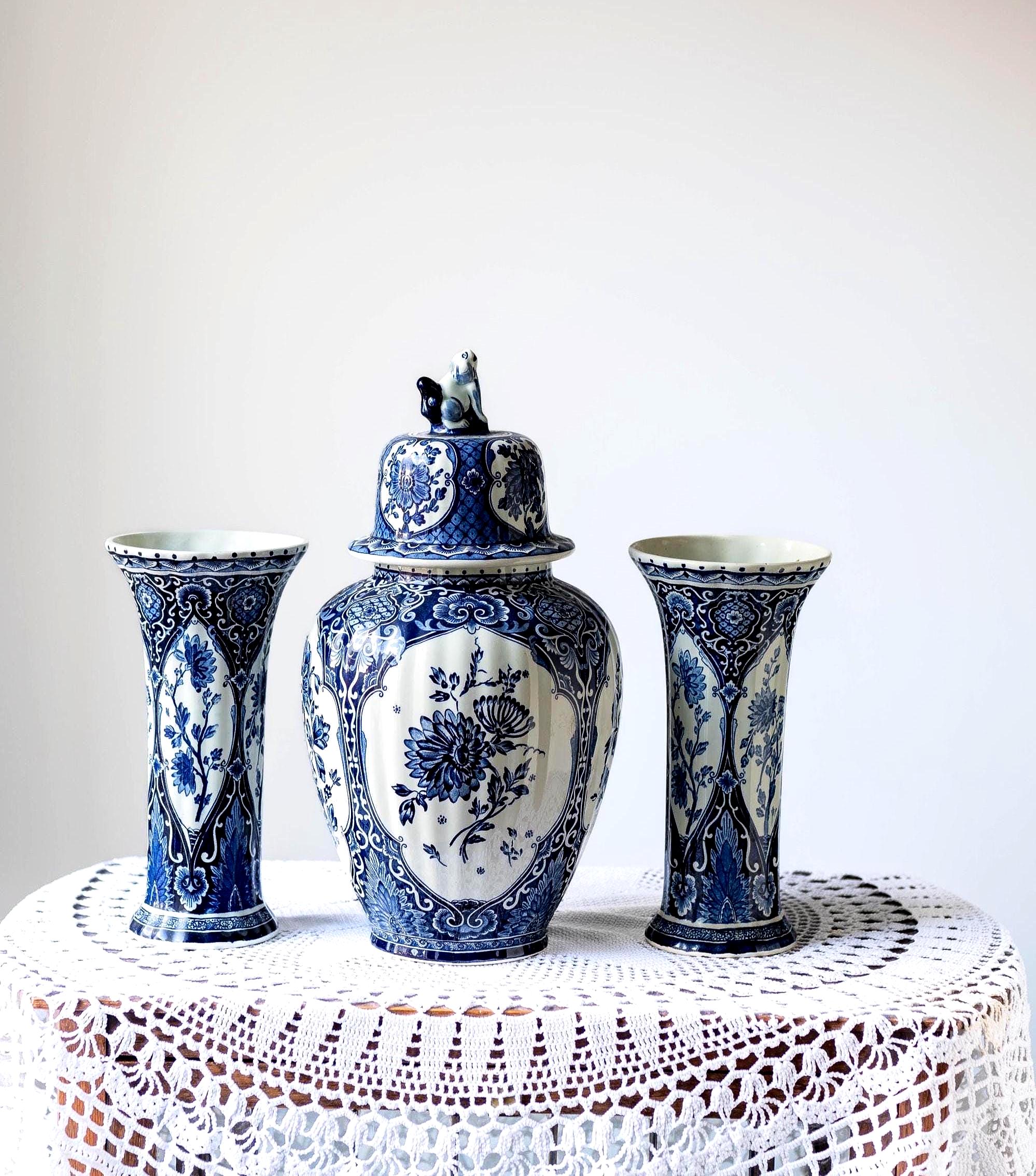 デルフトブルー ジンジャー；ロイヤルスフィンクスのフ−ドック壷、花柄の壷 Delfts Blauw Pottery Set: Boch Royal Sphinx Ginger Jar and Vases