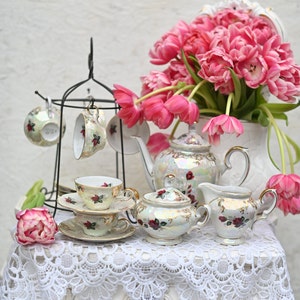 Vintage. mocha service, 6 people, beautiful and chic set,beautiful porcelain with mother of pearl.!! made in Germany.