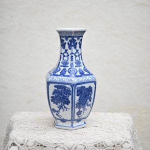 Vintage  van 18" Inch Blauw en Wit Chinese Handgeschilderde Hexagon Vaas, Kangxi, Vloervaas, Tempelvaas -  Bloemen Chinoiserie