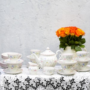 Vintage Johnson Brothers &#39;Summer Chintz&#39; tea set for 6 people. Really nice decoration with beautiful summer flowers.