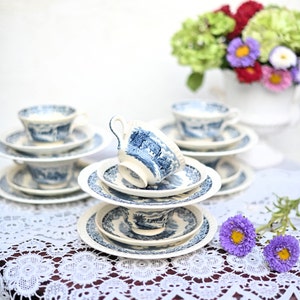 Trío antiguo de Societé Ceramique Boerenhoeve, taza azul, platillo y plato de desayuno.