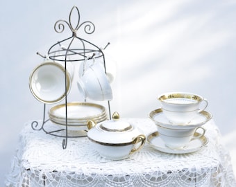 Zestaw do herbaty z toskańskiej porcelany w stylu vintage: angielska biała porcelana ze złotem