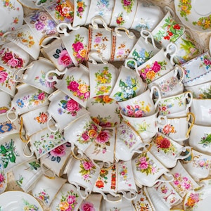 Set van 4 different cups, English Bone China Vintage Tea Cups and Saucers.