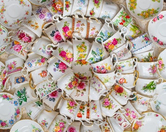 Set van 4 different cups, English Bone China Vintage Tea Cups and Saucers.