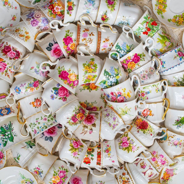 Englische Bone China Vintage Teetassen und Untertassen. 4 verschiedene Tassen aus englischem Porzellan in schöner Verpackung mit einer schönen Überraschung !!