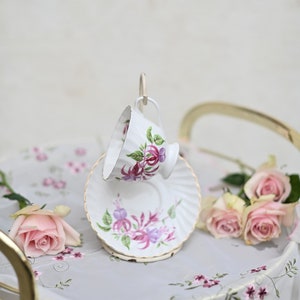 Vintage. Mayfair Fine Bone China Staffordshire Engeland Floral Design.