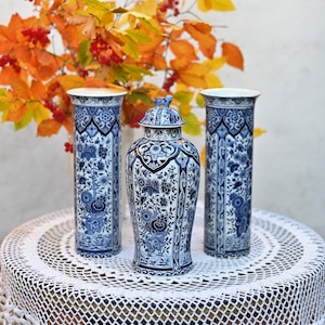Besondere Antik!! Delft Blue PETRUS REGOUT Royal SPHINX Maastricht Set, 2 Vasen und 1 Urne.