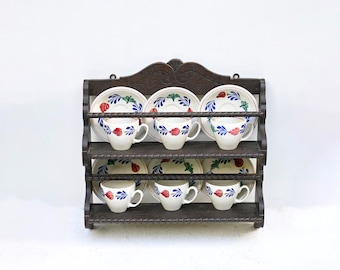 Vintage Boch Frères Boerenbont taza y platillo con estante de madera