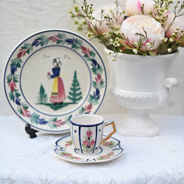 Tasse et soucoupe en céramique Henriot de Quimper + assiette, faïence française décorée à la main, poterie d'art populaire.