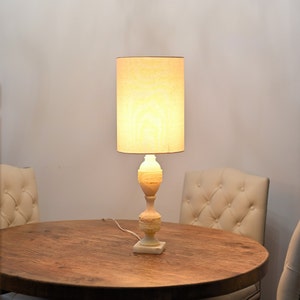 Vintage witte marmeren lamp met kap. Echte Vintage marmeren lamp.
