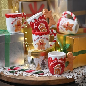 Kerstbeker met peperkoek man keramiek. red cup with ear in shape gingerbread.