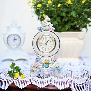 Orologio bianco vintage con fiori colorati. Stile vittoriano, orologio in ceramica policroma dipinta a mano.