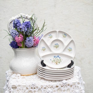 Set van 7 fondueplaten uit de jaren 1980. &quot;Fondue wilde bloemen&quot; Design. Verdeelde platen. Retro BBQ-platen. Franse barbecueplaten.